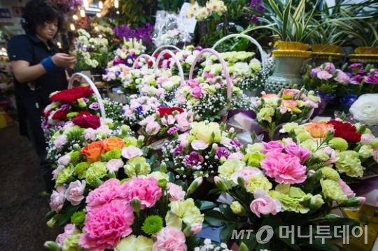 가정의 달을 맞은 3일 서울 중구 남대문시장 대도꽃도매상가에서 상인들이 어버이날, 스승의 날 등 대목을 앞두고 꽃바구니를 만들고 있다. 2016.5.3/뉴스1