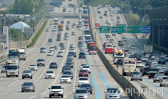 어린이날이자 황금연휴 첫날인 5일 오전 경기도 성남 서울톨게이트에서 바라본 경부고속도로 하행선(부산방향, 왼쪽)에 나들이 차량이 몰려 정체가 시작되고 있다. 한국도로공사는 10시 현재 서울 출발기준 예상 소요시간이 대전은 3시간50분, 부산은 6시간40분이며 전국 고속도로 정체는 정오쯤 절정을 이루겠다고 밝혔다. 2016.5.5/뉴스1  <저작권자 © 뉴스1코리아, 무단전재 및 재배포 금지>