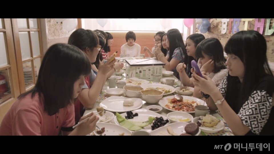 /반에서 따돌림을 당하는 천지(가운데)를 앞에 두고 친구들은 스마트폰 메신저로 천지에 대한 험담을 한다. /영화 '우아한 거짓말' 화면 캡쳐