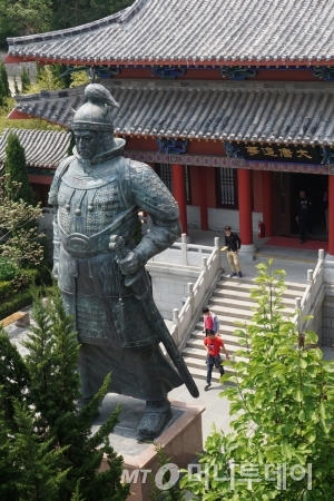 적산법화원의 장보고 기념관 앞 장보고상. /사진=김지훈 기자