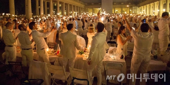 해외에서 열린 디네앙블랑 축제 현장의 모습. /사진제공=커뮤니크