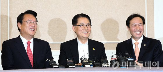 박주선 국회 교육문화체육관광위원회 위원장이 7일 서울 여의도 국회에서 열린 교육문화체육관광위원회 전체회의에서 법안 의결을 하고 있다. 2015.12.7/뉴스1 <저작권자 © 뉴스1코리아, 무단전재 및 재배포 금지>