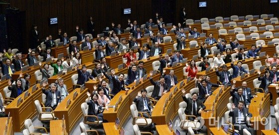 여야 3당 원내지도부가 11일 서울 여의도 국회 귀빈식당에서 20대 국회 원(院)구성 등을 논의하기 위해 가진 첫 회동에서 기념촬영을 하고 있다. 왼쪽부터 김성식 국민의당 정책위의장, 김광림 새누리당 정책위의장, 변재일 더불어민주당 정책위의장, 정진석 새누리당 원내대표, 박지원 국민의당 원내대표, 우상호 더불어민주당 원내대표, 박완주 더불어민주당 원내수석부대표, 김도읍 새누리당 원내수석부대표, 김관영 국민의당 원내수석부대표. 2016.5.11/뉴스1 <저작권자 © 뉴스1코리아, 무단전재 및 재배포 금지>