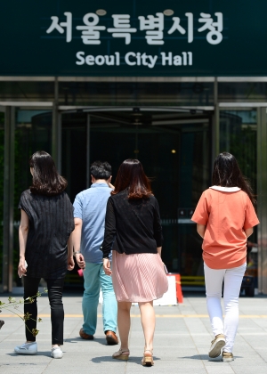 서울시청 청사에서 공무원들이 드나들고 있다./사진=뉴스1