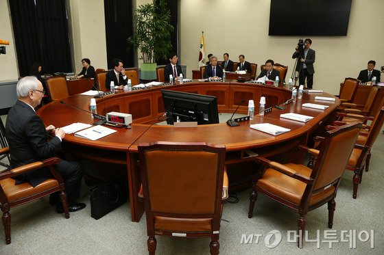 지난 3월11일 서울 여의도 국회에서 사이버테러방지법 논의를 위한 국회 정보위원회 전체회의가 야당 의원들이 불참한 가운데 열리고 있다. /사진=뉴스1