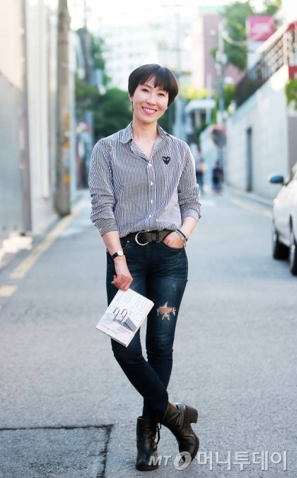 정유정은 카카오를 통해 '종의 기원' 외전을 웹툰 형태로 선보일 예정이다. 영화화를 위한 판권 작업도 진행 중이다. 그는 독자들의 뜨거운 관심에 "감동적"이라고 전했다. /사진=김창현 기자