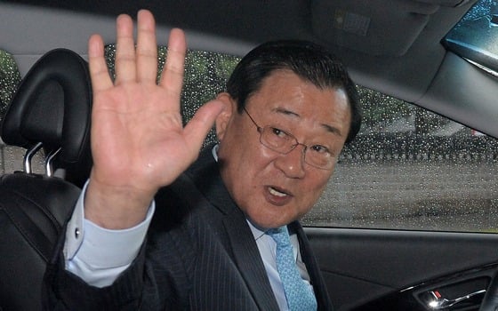 이병기 청와대 비서실장이 15일 오후 청와대 춘추관을 떠나며 손을 흔들고 있다.이날 박근혜 대통령은 최근 사의를 표명한 이 비서실장의 사표를 수리하고, 신임 비서실장에 이원종 대통령 지속 지역발전위원회 위원장을 임명했다.이병기 실장은 지난해 2월 비서실장에 임명돼 1년 3개월만에 물러나게 됐다./사진=뉴스1