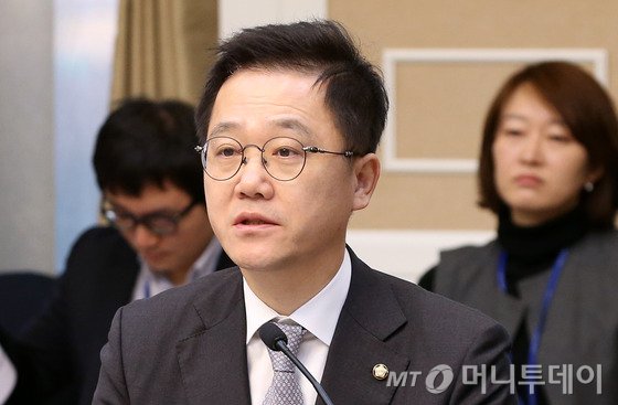 새누리당 강석훈 경제상황점검TF 단장이 15일 오전 서울 여의도국회 귀빈식당에서 열린 경제상황점검TF 제11차회의에서 모두발언을 하고 있다. 2016.2.15/뉴스1 <저작권자 © 뉴스1코리아, 무단전재 및 재배포 금지>