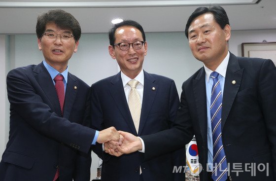 새누리당 김도읍(가운데), 더불어민주당 박완주(왼쪽), 국민의당 김관영 여야 3당 원내수석부대표가 15일 서울 여의도 국회 의원회관에서 각 당이 제시한 쟁점 법안 처리에 대한 조율과 원구성 협상을 하기에 앞서 인사를 나누고 있다. 2016.5.15/뉴스1 <저작권자 © 뉴스1코리아, 무단전재 및 재배포 금지>