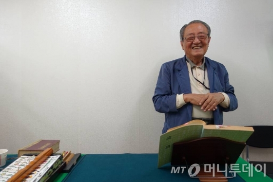 이기전 국가무형문화재 제56호 종묘제례 보유자가 서울 은평구에 위치한 자신의 사무실에서 환하게 웃고 있다. /사진=김유진 기자