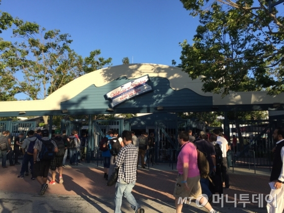 18일(현지시간) '구글 I/O 2016'이 개최되는미국 캘리포니아 마운틴뷰 쇼어라인 엠피시어터에 마련된 행사장에 아침 일찍부터 입장을 위한 줄이 길게 늘어섰다./사진=이해인 기자