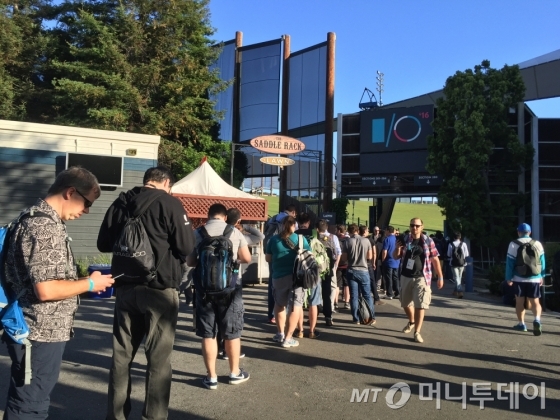 '개발자들의 축제' 구글 I/O 2016이 18일(현지시간)부터 사흘간 미국 캘리포니아 마운틴뷰 쇼어라인 엠피시어터에서 개최된다. 사진은 순다 피차이 CEO(최고경영자)의 키노트가 개최될 행사장 입구에 참가자들이 줄을 서고 있는 모습./ 사진=이해인 기자