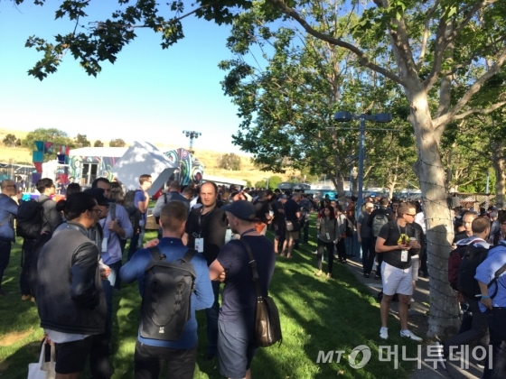 '개발자들의 축제' 구글 I/O 2016이 18일(현지시간)부터 사흘간 미국 캘리포니아 마운틴뷰 쇼어라인 엠피시어터에서 개최된다. 사진은 순다 피차이 CEO(최고경영자)의 키노트가 개최될 행사장 입구에 참가자들이 줄을 서고 있는 모습./ 사진=이해인 기자