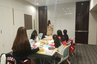 마포구 현석동 래미안웰스트림 아파트 단지 내 커뮤니티센터에서 부분임대 아파트 거주 대학생이 입주민 자녀들에게 무료로 영어를 가르치고 있다. /사진=마포구청.