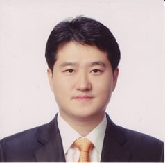 서울남부지검 증권범죄합동수사단은 11일 미공개 정보 이용 의혹 혐의를 받고 있는 최은영 전 한진해운 회장(현 유수홀딩스 회장)의 사무실과 자택 등지를 압수수색했다. 사진은 서울 여의도에 위치한 한진해운 본사 모습. /사진제공=뉴스1