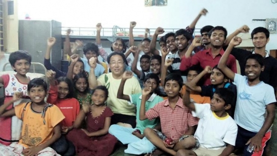 나눔과 미래(대표 송경용 신부)는 인도와 파키스탄 빈곤 아동들의 의료와 교육을 지원하고 있다.