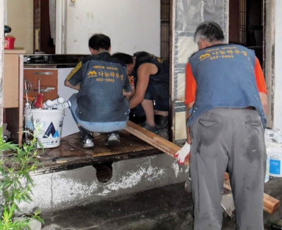 나눔하우징의 공익집수리 현장. 직원들의 60%가 취약계층이다.