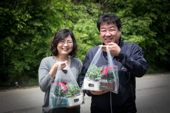 고기능성 화분 '나눔포트'를 개발한 사회적기업 나눔하우징의 신옥섭 조경사업실장(왼쪽)과 송영준 이사.