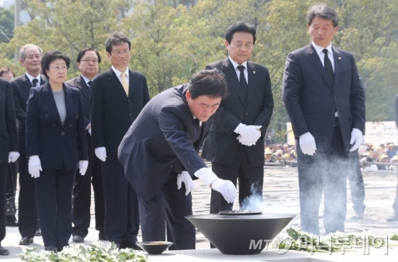 (김해=뉴스1) 송원영 기자 = 고 노무현 전 대통령 서거 4주기 추도식이 열린 2011년 5월23일 오후 경남 김해시 봉하마을 고 노무현 전 대통령 묘에서 최경환 새누리당 원내대표, 전병헌 민주당 원내대표, 김선동 통합진보당 의원이 분향을 하고 있다. 이날 추도식은 권양숙 여사를 비롯한 유족, 한명숙·이해찬 전 국무총리 등 참여정부 주요 인사와 이병완 이사장, 문재인·문성근 이사 등 노무현재단 임원, 민주당 김한길 대표와 전병헌 원내대표, 진보정의당 조준호 공동대표, 새누리당 최경환 원내대표 등 정당 대표, 이정현 청와대 정무수석, 박원순 서울시장, 송영길 인천시장 등 지방자치단체장들이 참석한 가운데 진행됐다. 2013.5.23/뉴스1