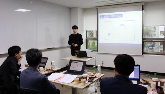 대학생 창업동아리 학생이 창업아이템 발표를 하고 있다.