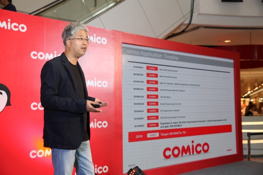 코미코 태국 그랜드 오프닝 행사 무대에 오른 박종범 대표/사진=nhn엔터