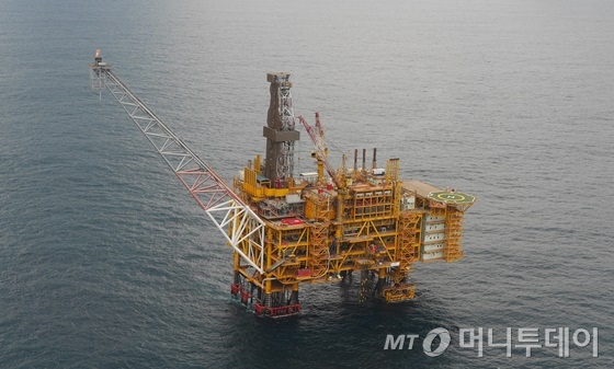 미얀마 뱅골만 해안 A-1광구에 위치한 포스코대우의 '쉐프로젝트' 해양플랜트/사진=김민우 기자
