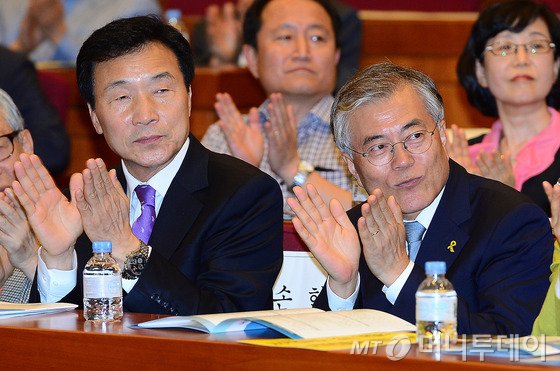 (서울=뉴스1) 박세연 기자 더불어민주당의 손학규 전 상임고문(왼쪽), 문재인 전 대표. 2014.6.13/뉴스1