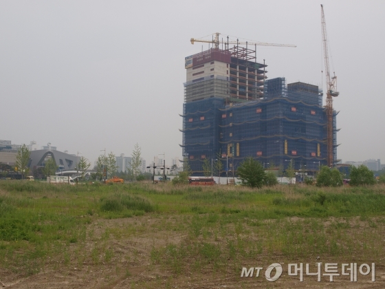 경기 고양시 일산동구 장항동 인근 한 건물 공사모습. 아직 개발이 안 된 땅이 넓게 펼쳐져 있다. / 사진=송학주 기자