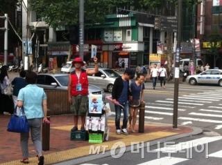 서울 시내 주요 지하철역 인근에서 볼 수 있는 빅이슈 판매원. 빅이슈코리아에 생활용품, 가전, 가구 등을 직접 본사 방문 혹은 택배를 통해 기부하면 고시원·임대주택에서 생활하는 노숙인들을 도울 수 있다.