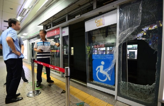 29일 오후 7시 반께 서울 지하철 2호선 강남역 승강장에서 한 남성이 스크린도어와 지하철 사이에 끼어 사망하는 사고가 발생, 서울메트로 관계자들이 스크린도어 보수작업을 벌이고 있다. 현재 강남역은 사고 조치를 완료하고 20시 27분께부터 열차운행을 재개해 양방향 정상운행 중이다.2015.8.29/뉴스1