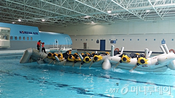 서울 강서구 공항동 대한항공 객실훈련센터에서 승무원들이 비상착수 훈련을 하고 있다. /사진=신현우 기자