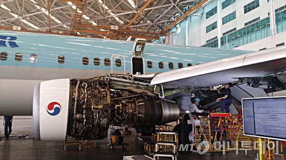 대한항공 본사(김포) 항공기 정비 격납고에서 보잉 737기(B737-900) 정비 작업이 진행되고 있다. /사진=신현우 기자