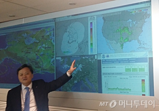 이상기 대한항공 종합통제부 담당 상무가 대한항공 본사 종합통제센터에 업무를 설명하고 있다. /사진=신현우 기자