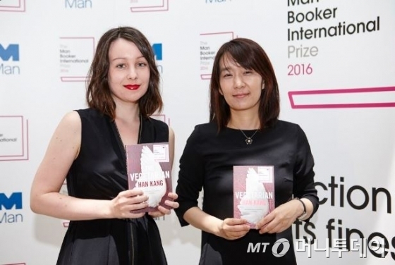 소설가 한강(오른쪽)과 번역가 데보라 스미스가 지난 16일(현지시각) 올해 맨부커상 국제부문 수상자로 선정됐다. /사진제공=맨부커상 선정위원회
