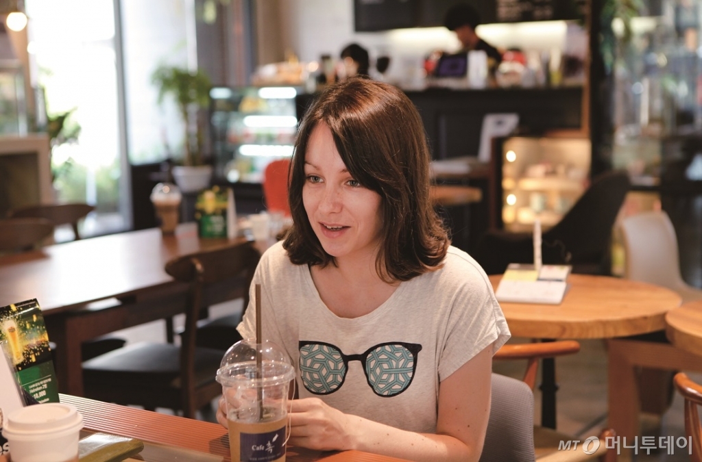 한강 '채식주의자'를 번역한 영국의 번역가 데보라 스미스. 그는 원문을 일대일 대응으로 해석하지 않고 외국 문화에 맞는 문체와 내용으로 번역해 다양한 해석의 가능성을 제시했다. / 사진제공=한국문학번역원