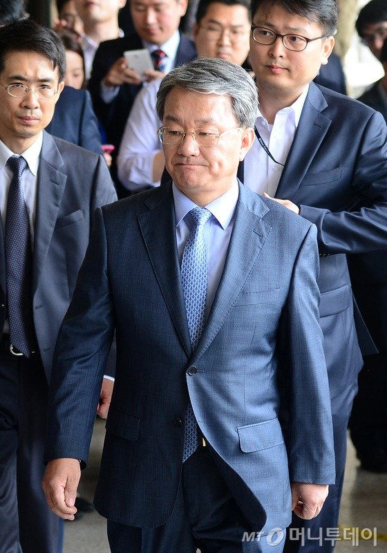 ‘정운호 게이트’에 연루된 홍만표 변호사가 27일 오전 서울 서초구 서울중앙지검에 미신고 수임료를 부동산 투자에 사용하면서 수십억 원의 탈세를 저지르고 변호사법을 위반한 혐의로 조사를 받기 위해 출석하고 있다.홍 변호사는 '정운호 의혹'에 연루된 두 전관 변호사 중 한 사람이다. 홍 변호사는 정운호 네이처리퍼블릭 대표와 관련된 의혹 외에 각종 몰래변론, 탈세, 로비·청탁의혹도 받고 있다. 2016.5.27/뉴스1 <저작권자 © 뉴스1코리아, 무단전재 및 재배포 금지>
