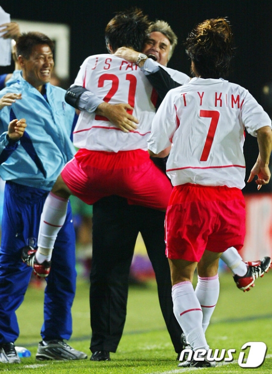 2002 한일월드컵 조별예선 포르투갈전에서 박지성이 골을 넣은 뒤 거스 히딩크 감독과 기쁨을 나누고 있다./AFPBBNews=뉴스1