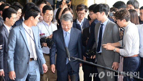 ‘정운호 게이트’에 연루된 홍만표 변호사가 27일 오전 서울 서초구 서울중앙지검에 미신고 수임료를 부동산 투자에 사용하면서 수십억 원의 탈세를 저지르고 변호사법을 위반한 혐의로 조사를 받기 위해 출석하고 있다. 홍 변호사는 정운호 네이처리퍼블릭 대표와 관련된 의혹 외에 각종 몰래변론, 탈세, 로비·청탁의혹도 받고 있다. 2016.5.27/뉴스1