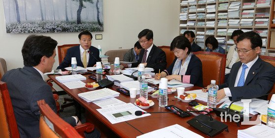 4월26일 오전 서울 여의도 국회에서 열린 법제사법위원회 법안심사제1소위원회에서 이한성 소위원장이 회의를 주재하고 있다./사진=뉴스1
