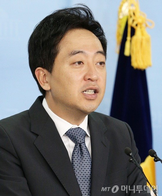 11일 오전 서울 서초구 대법원 앞에서 열린 '부정부패 판사 척결 기자회견'에서 참가자들이 부정부패 척결을 촉구하고 있다. 2015.11.11/뉴스1  <저작권자 &copy; 뉴스1코리아, 무단전재 및 재배포 금지>