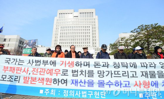 ‘정운호 게이트’에 연루된 홍만표 변호사가 27일 오전 서울 서초구 서울중앙지검에 미신고 수임료를 부동산 투자에 사용하면서 수십억 원의 탈세를 저지르고 변호사법을 위반한 혐의로 조사를 받기 위해 출석하고 있다. 홍 변호사는 정운호 네이처리퍼블릭 대표와 관련된 의혹 외에 각종 몰래변론, 탈세, 로비·청탁의혹도 받고 있다. 2016.5.27/뉴스1