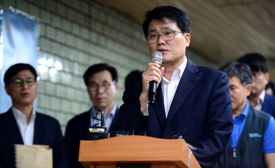 정수영 서울메트로 안전관리본부장(사장 직무대행)이 1일 오후 서울 구의역 대합실에서 스크린도어 사고 원인 진상규명 및 재발방지대책을 발표하고 있다. /사진=뉴스1