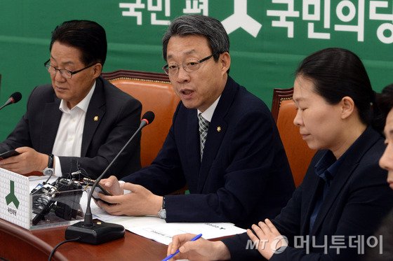 김성식 국민의당 정책위의장이 2일 오전 서울 여의도 국회에서 열린 원내정책회의에서 발언을 하고 있다.2016.6.2/뉴스1 <저작권자 © 뉴스1코리아, 무단전재 및 재배포 금지>
