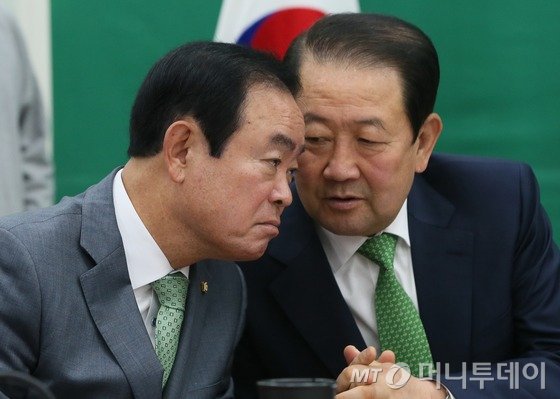 박주선, 장병완 국민의당 의원이 9일 오전 서울 여의도 국회에서 열린 최고위원회의에서 대화를 하고 있다. 2016.5.9/뉴스1  <저작권자 © 뉴스1코리아, 무단전재 및 재배포 금지>