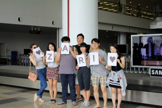 자리와 함께 하는 직원들. 신대표는 직원들과 워크숍을 통해 자리가 추구하는 사회적 가치를 공유하는 일을 중요시 생각한다.