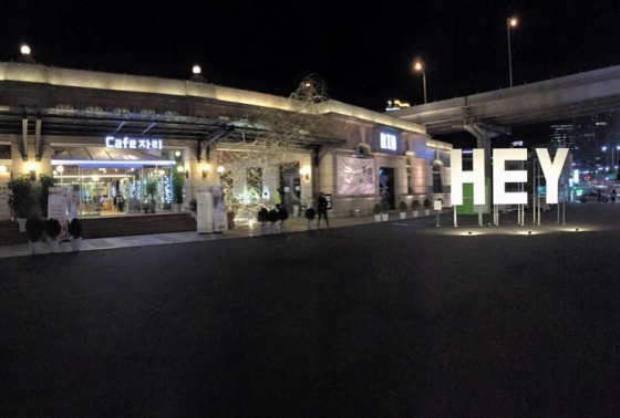 카페 자리 서울역점 밤 풍경. 이외에 선유도역,신도림,카카오 한남오피스,상암동MBC본사 건물에 가면 카페자리를 만날 수 있다.