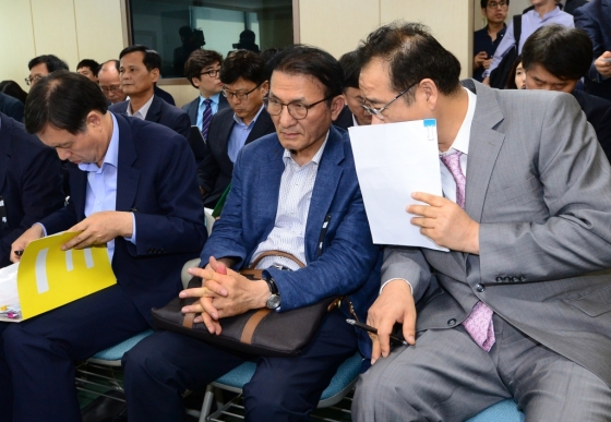 3일 오전 서울 중구 서소문동 서울특별시의회 교통위원회 회의실에서 열린 구의역(2호선) 스크린도어 사고관련 긴급 현안보고 회의 시작에 앞서 서울메트로 스크린도어 용역업체인 은성PSD 이재범 사장과 유진메트로컴 신광재(오른쪽) 사장이 대화를 나누고 있다. /사진=뉴시스