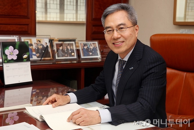 하영구 은행연합회장이 지난 3일 서울 명동 은행연합회 집무실에서 머니투데이와 인터뷰를 갖고 사진에 포즈를 취하고 있다./사진= 홍봉진 사진부 기자