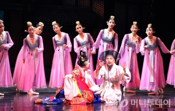 창작발레 '심청'의 3막에서 심봉사가 딸 심청과 재회해 눈을 뜨는 장면. /사진제공=유니버설발레단