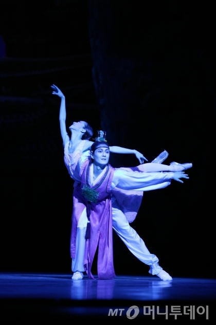 황혜민, 엄재용의 '문라이트 파드되' 장면. 이 2인무는 발레 '심청'에서 가장 아름다운 장면으로 꼽힌다. /사진제공=유니버설발레단